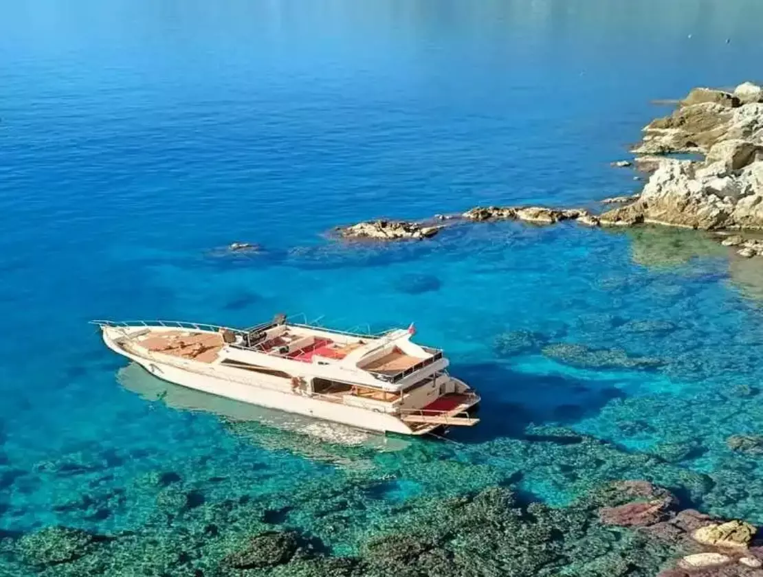 YACHT QUEEN